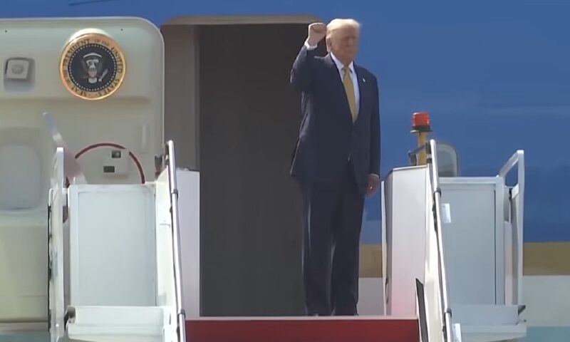 SUA și Japonia strâng legăturile de securitate și economie. Trump a plecat spre Tokyo