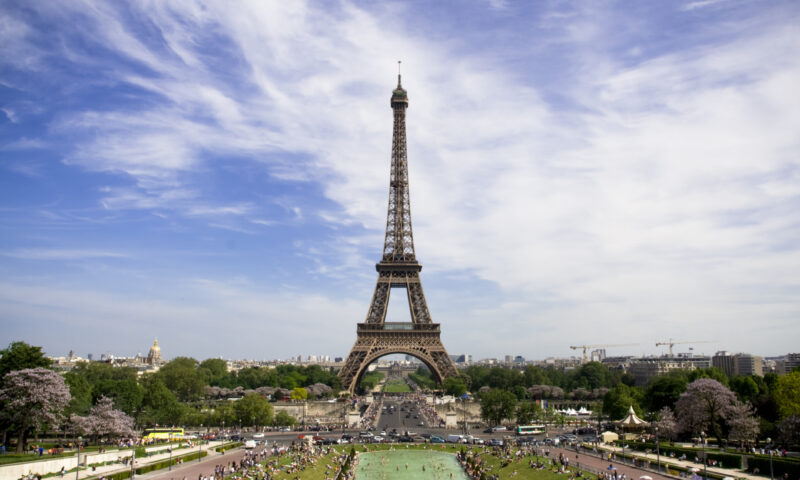 „Se demolează Turnul Eiffel”. Ce se ascunde în spatele zvonurilor și dezinformărilor