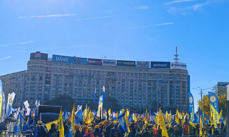 Dascălii continuă protestele față de măsurile lui Bolojan. Sindicaliștii amenință cu greva generală