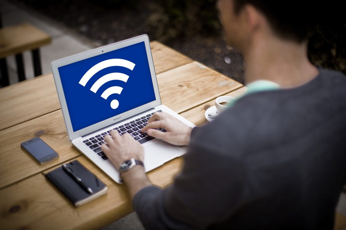 Aparatul din casă care-ți încetinește conexiunea WiFi