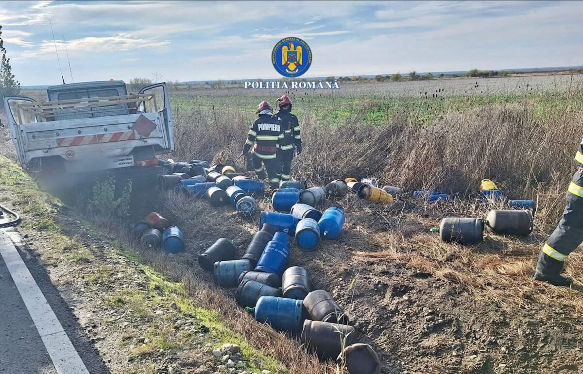 O platformă care transporta butelii s-a râsturnat în județul Dâmbovița. Traficul pe DJ711 este blocat