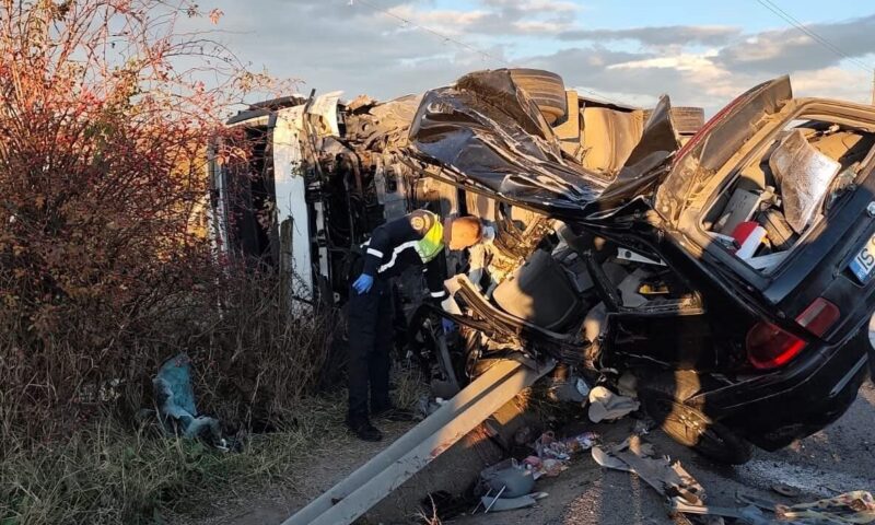 Un TIR condus de un cetățean moldovean, implicat într-un accident în România. Două persoane au murit