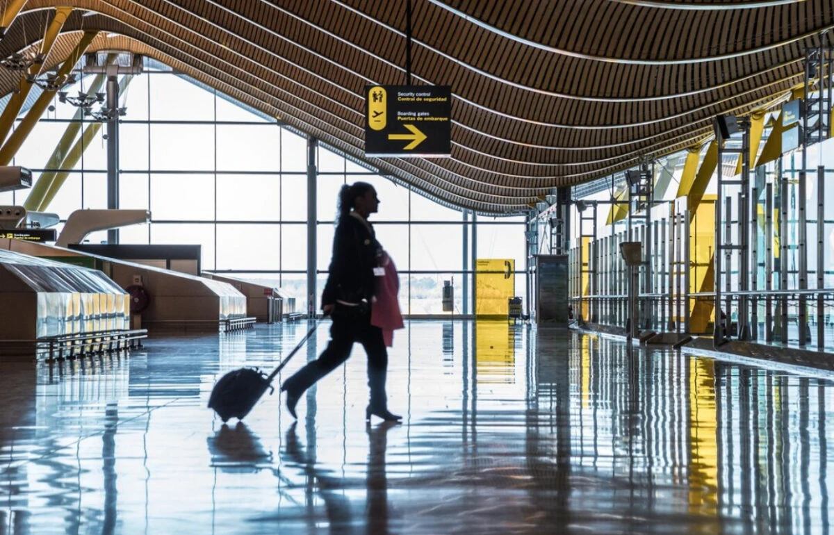 Schimbări în aeroporturi. Pasagerii scapă de cozile infernale