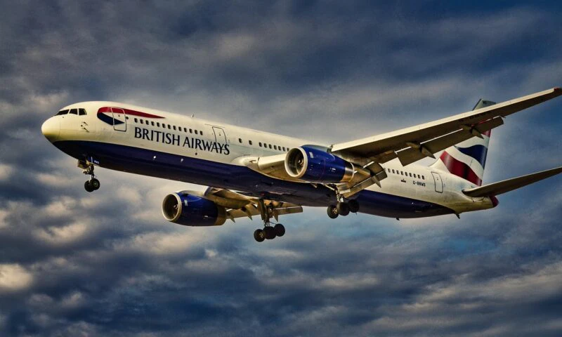 Companiile aeriene lasă din ce în ce mai mulți clienți la sol, cu bilete achitate. De ce se întâmplă acest lucru