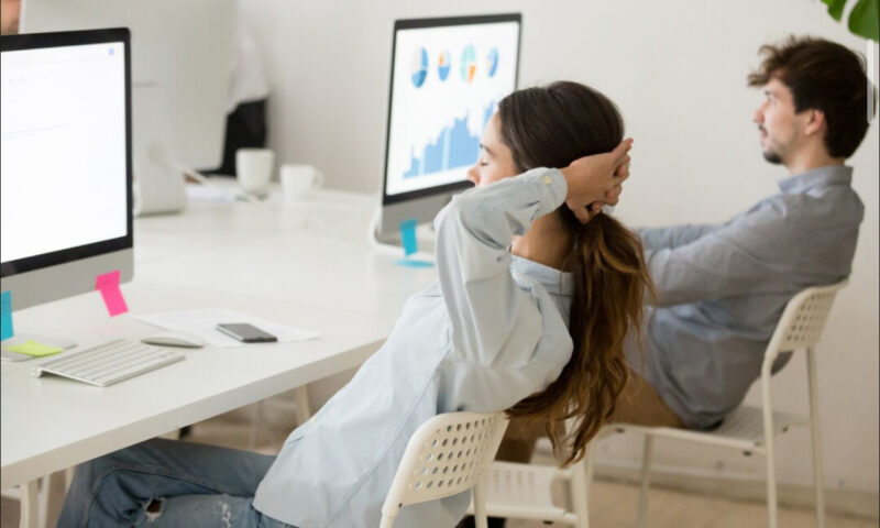 Neurochirurgul Iustinian Simion: Statul prelungit pe scaun poate afecta coloana vertebrală. Ce riscă persoanele care petrec multe ore la birou