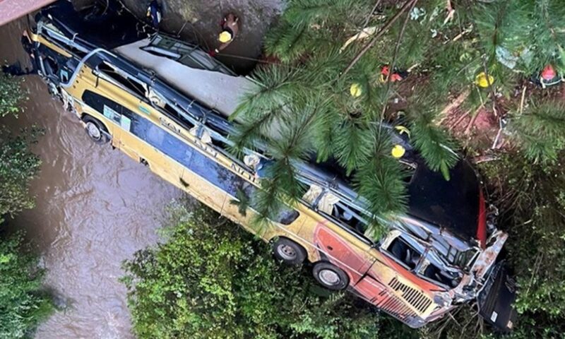 Accident în Argentina. Autocar cu etaj, prăbușit de pe un pod în urma unei coliziuni