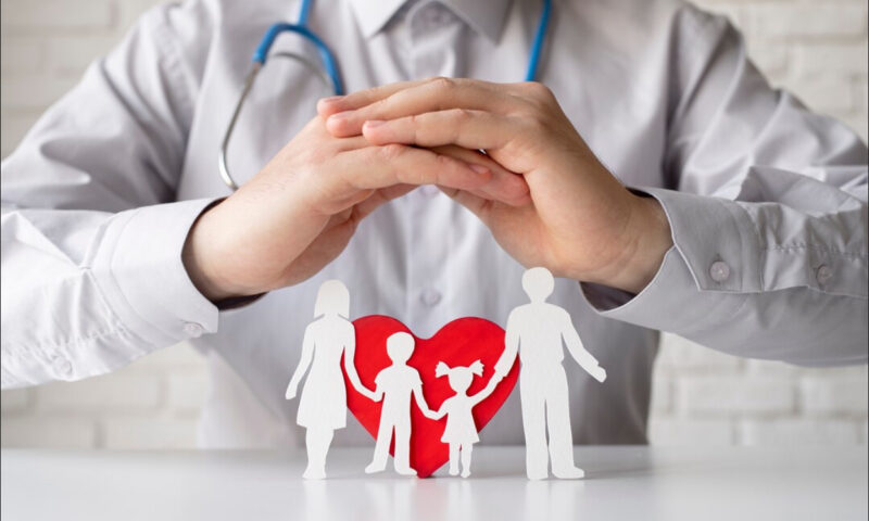 Un nou tip de asigurare de sănătate. Clienții au acces la tratamente în clinicile din străinătate