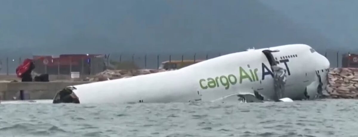 Accident de avion la aterizare, în Hong Kong. Două persoane au murit