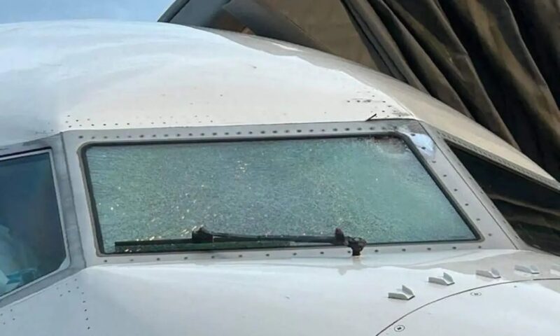 Avion redirecționat în SUA, după coliziunea cu un obiect necunoscut. Un pilot a fost rănit