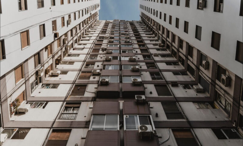 Piața imobiliară, un butoi cu pulbere. Evoluția prețurilor apartamentelor din marile orașe