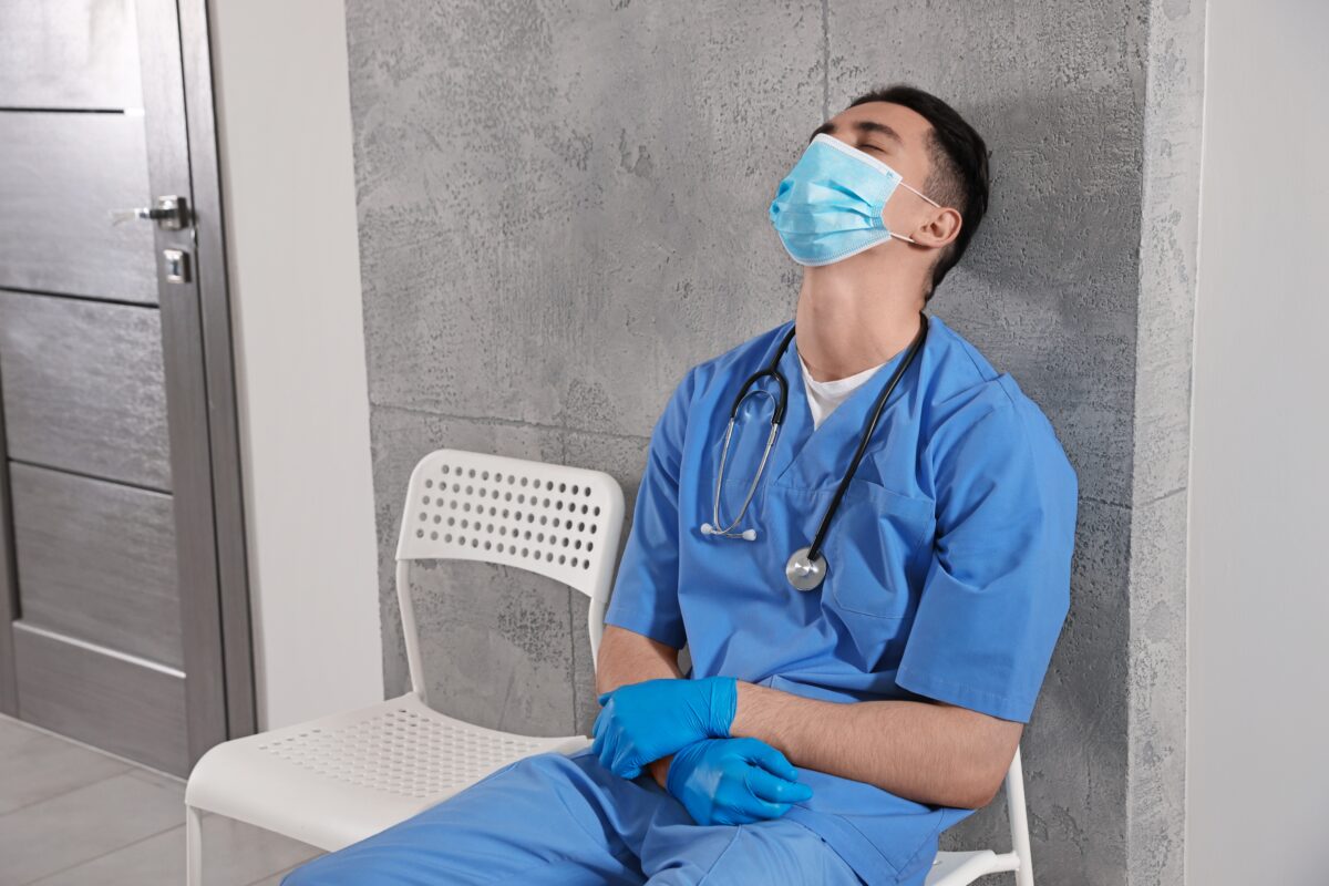 Slujbele care ucid. Cum au ajuns medicii, asistenții și profesorii să fie epuizați de sistem