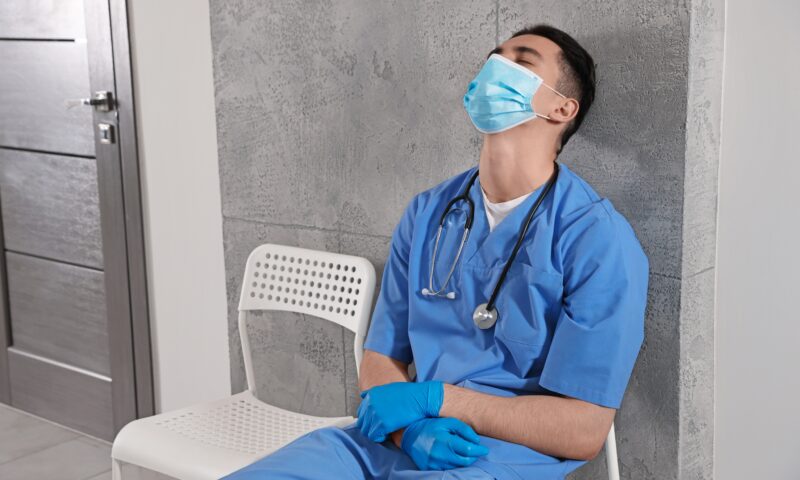 Slujbele care ucid. Cum au ajuns medicii, asistenții și profesorii să fie epuizați de sistem