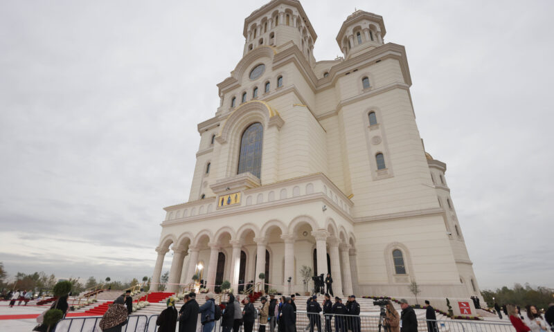 Slujba de la Catedrala Națională s-a încheiat. Invitații se pot închina la Altar. Oamenii de rând vor avea acces după ora 20.00. Live Text