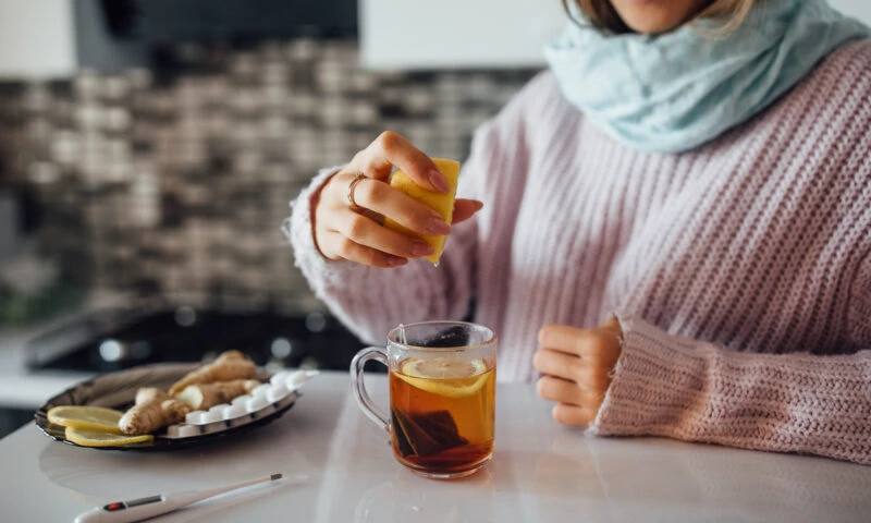 Ceaiuri de toamnă. Rețete care te scapă de tuse și dureri în gât