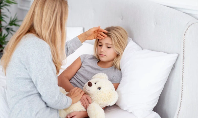 Concediul pentru îngrijirea copilului bolnav. Drepturile pe care puțini salariați le cunosc