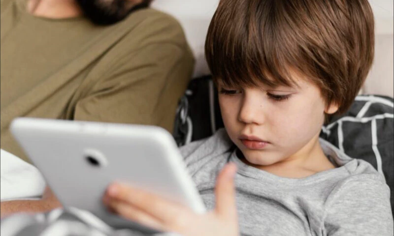 „Generația Mută”: Cum tableta și telefonul distrug vorbirea copiilor sub 5 ani. Studiu oficial exclusiv