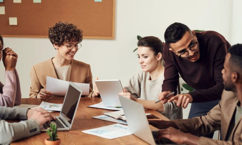 Cum să personalizezi pachetele de beneficii pentru angajați prin carduri dedicate