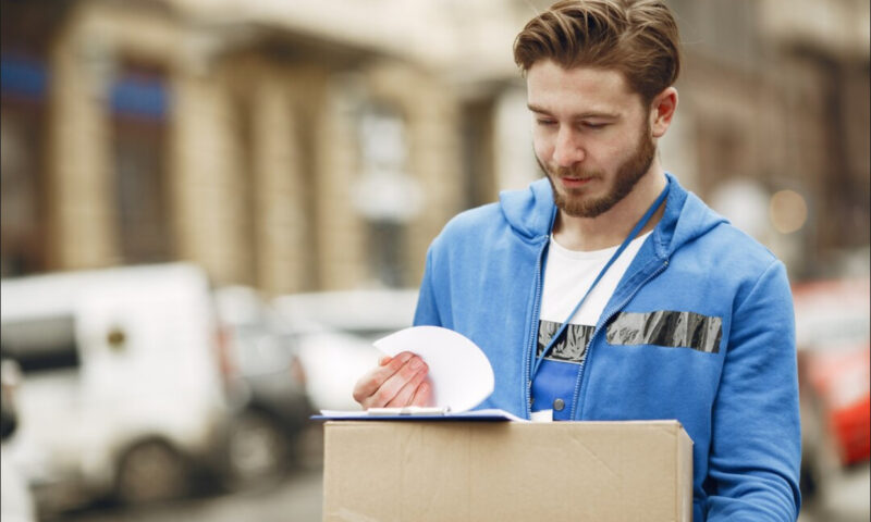 România, între cash la card. Cum schimbă obiceiurile de plată