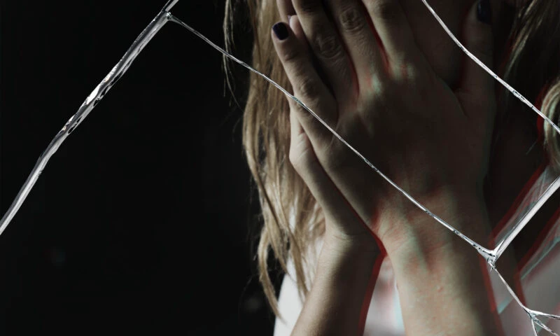 Adolescenta de 14 ani, plasată sub control judiciar după o bătaie violentă la şcoală