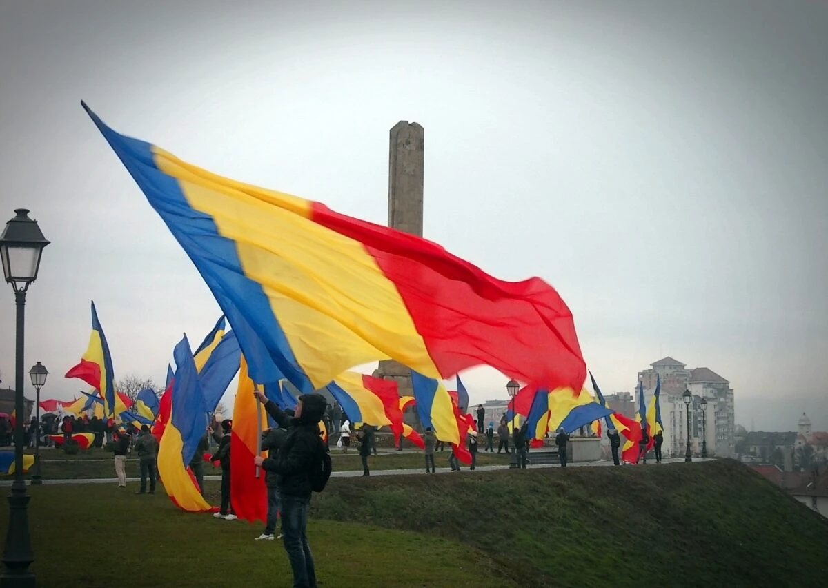 Românii se tem de pierderea identității și consideră că democrația și libertatea de exprimare sunt în pericol. Cum văd Ucraina, SUA și NATO