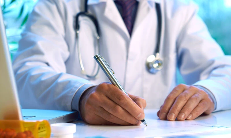 Regulile pentru concediul medical se modifică din nou. Categoriile care vor fi exceptate de la neplata primei zile