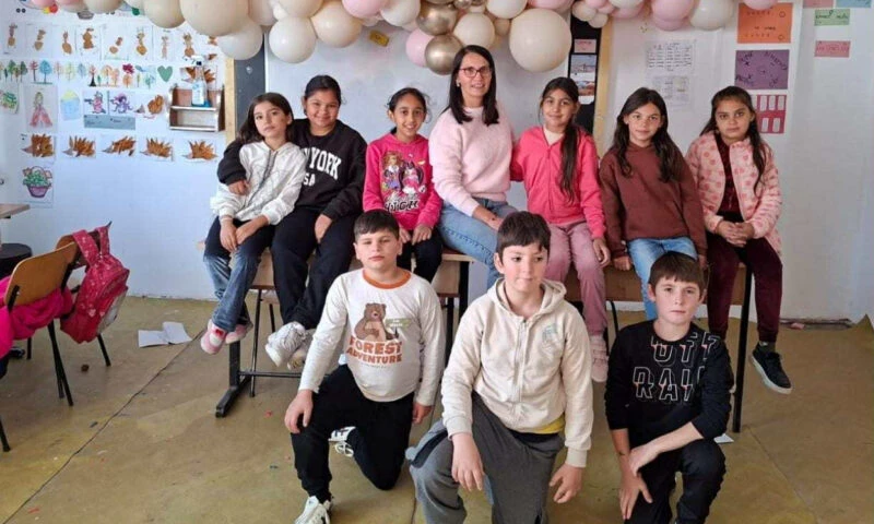 Povestea învățătoarei care schimbă destine. Cum îi încurajează pe elevii din mediile defavorizate să nu renunțe la școală