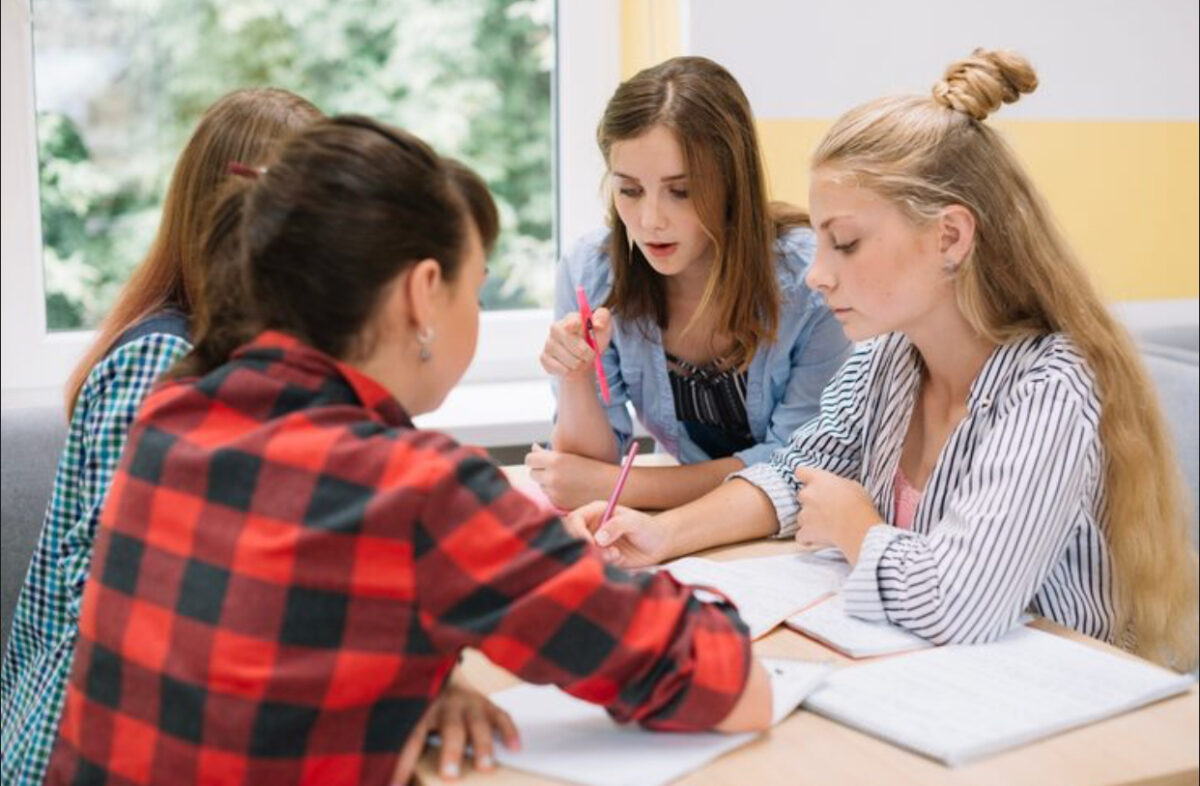 Părinții care contribuie la educația copiilor pot beneficia, din 2025, de reduceri fiscale de până la 16.100 de lei