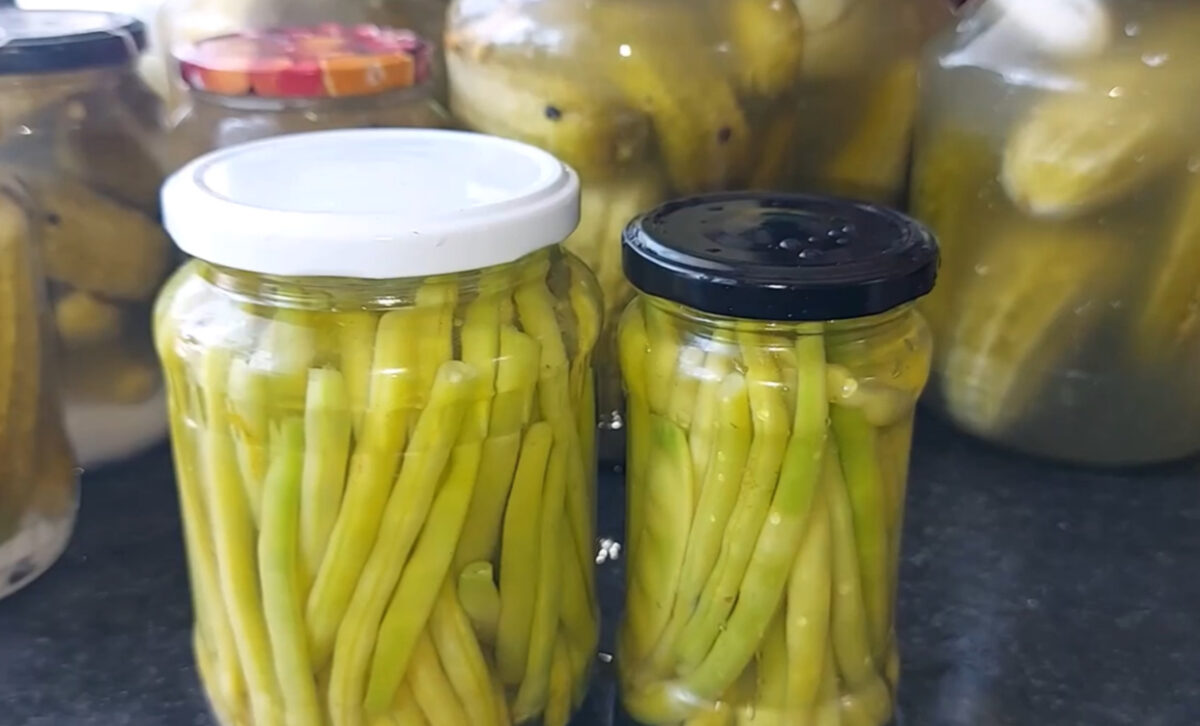Păstăi de fasole la borcan. Rețeta care te salvează în zilele friguroase