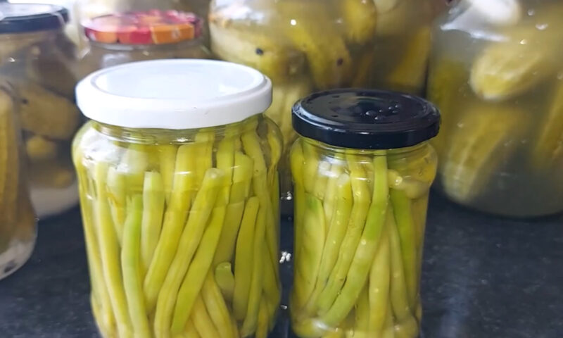 Păstăi de fasole la borcan. Rețeta care te salvează în zilele friguroase