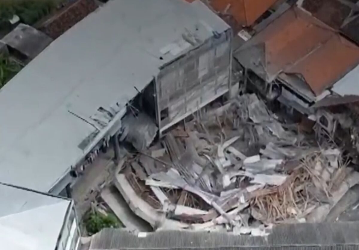 Elevi din Indonezia, blocați sub dărămături după ce clădirea unei școlii s-a prăbușit