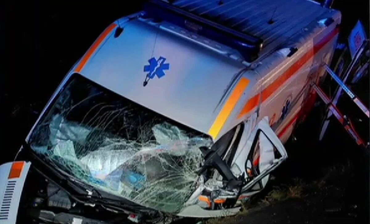 Accident între o ambulanță și un autoturism la Cluj. O pacientă a murit