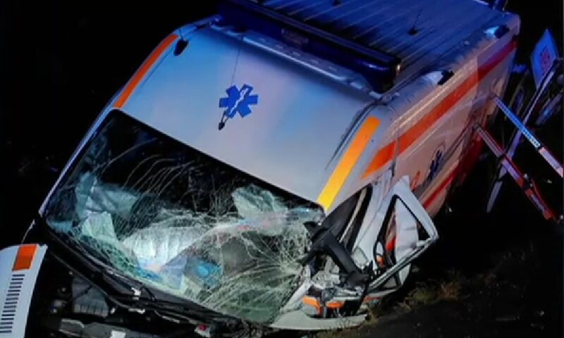 Accident între o ambulanță și un autoturism la Cluj. O pacientă a murit