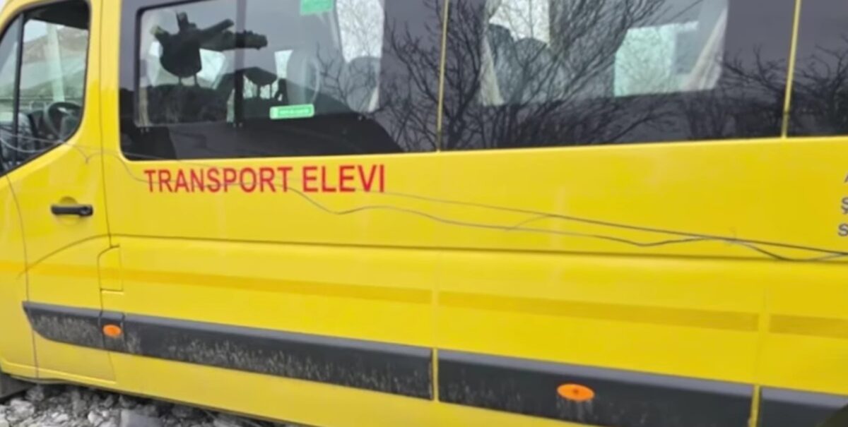 Șofer de autobuz pentru elevi, prins băut la volan în Arad