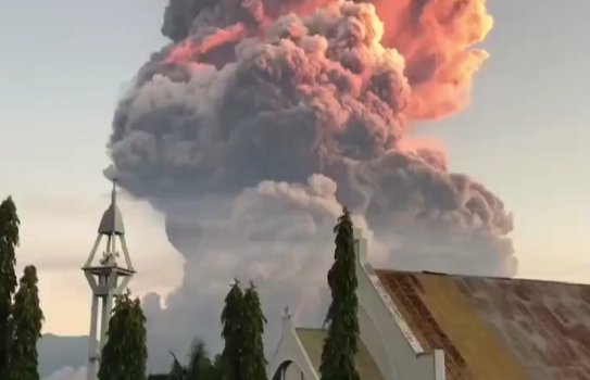 Muntele Lewotobi din Indonezia a erupt din nou. Localnicii, obligați să evacueze