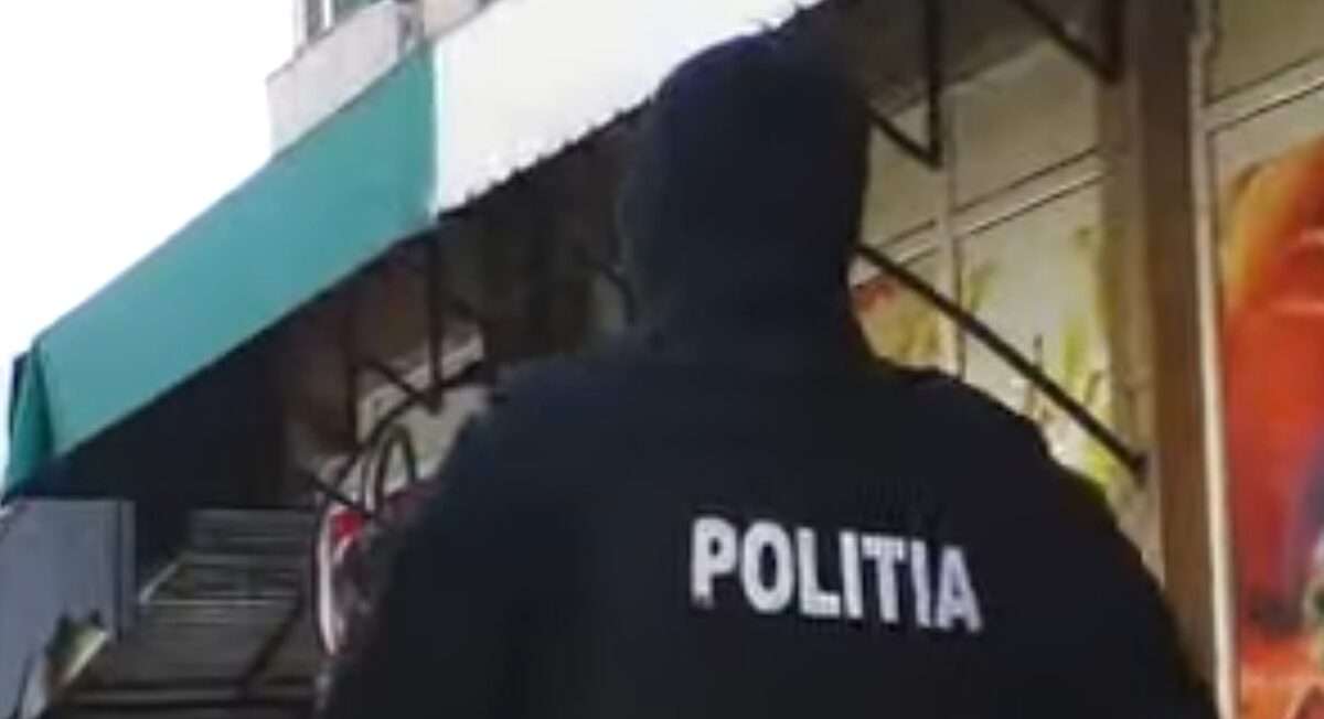 Polițist cercetat penal după ce s-a îmbătat și a spart geamul unei case