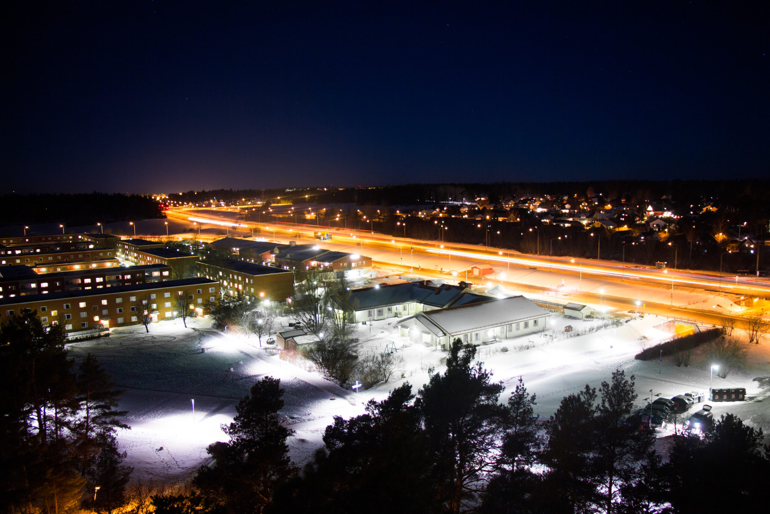 Tradiția nocturnă care transformă un cartier într-un cor straniu