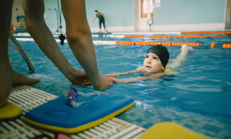 Părinții din România, apăsați de cheltuieli. Prețul, primul pe care îl au în vedere înainte de a alege o activitate extracuriculară pentru copii