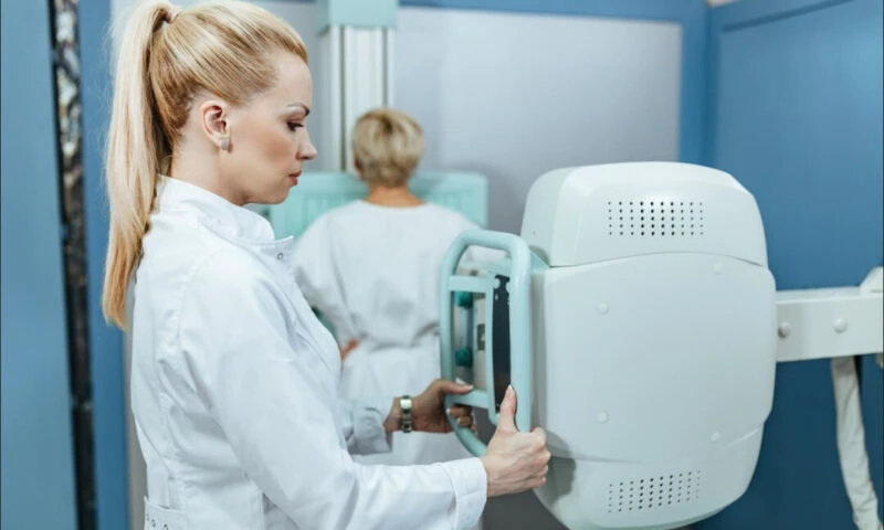 Mamografia, o investigație vitală, dar tot mai greu accesibilă. Cât costă o examinare la clinicile private din România