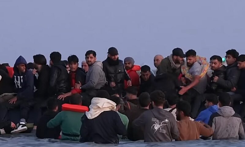 Guvernul francez renunță la promisiunea de a opri bărcile de migranți spre Regatul Unit