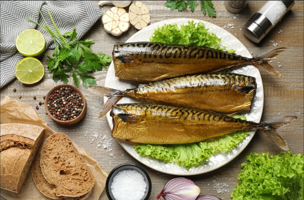 Pește în sos tomat, rețeta care întrece orice conservă din comerț. Rezistă toată iarna