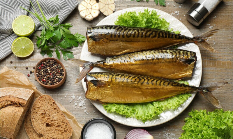 Pește în sos tomat, rețeta care întrece orice conservă din comerț. Rezistă toată iarna