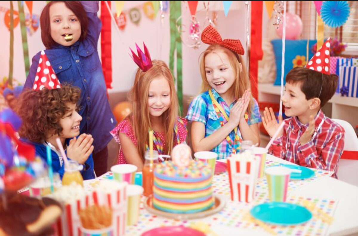 Aniversările copiilor, transformate în profit. Cât plătesc părinții pentru o petrecere organizată la un loc de joacă