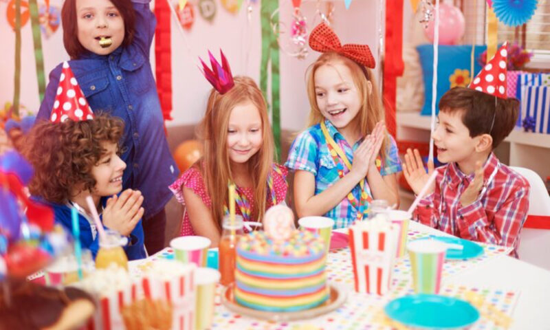 Aniversările copiilor, transformate în profit. Cât plătesc părinții pentru o petrecere organizată la un loc de joacă