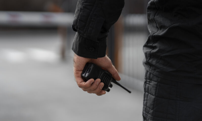 Elevi cazați la un hotel din Deva, agresați de un bărbat din cauza zgomotului