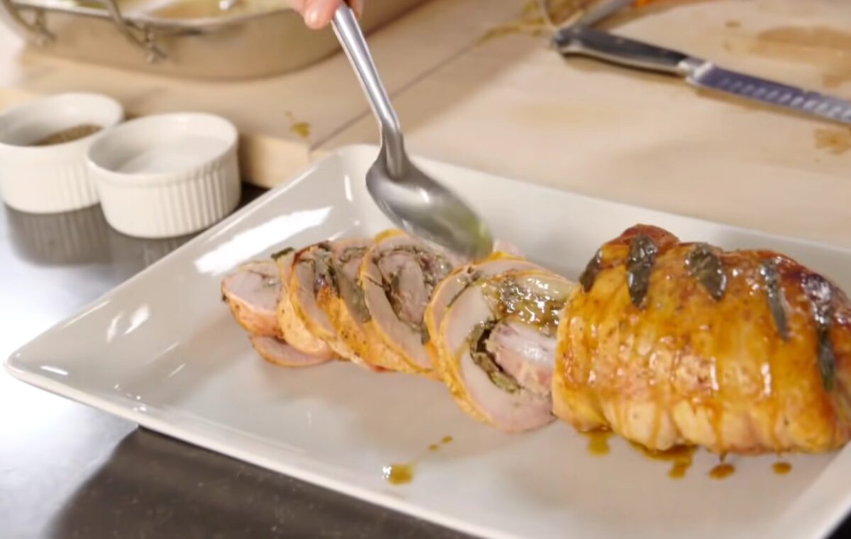 Rețeta care impresionează orice invitat: ruladă de curcan cu gutui și sos de vin