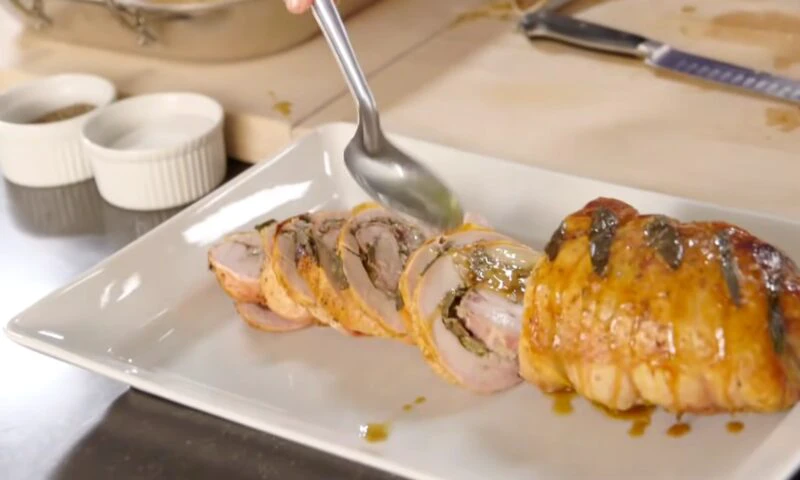 Rețeta care impresionează orice invitat: ruladă de curcan cu gutui și sos de vin