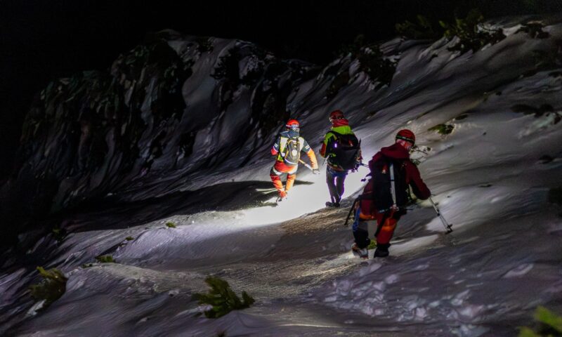 Salvamontiștii din Zărnești au salvat doi turiști de pe un traseu periculos din Piatra Craiului