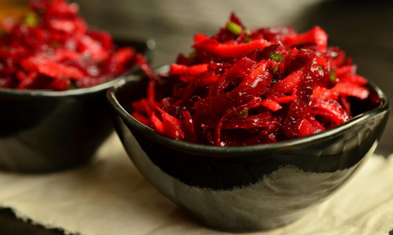 Salată de sfeclă roșie la borcan. O poți savura alături de o friptură suculentă