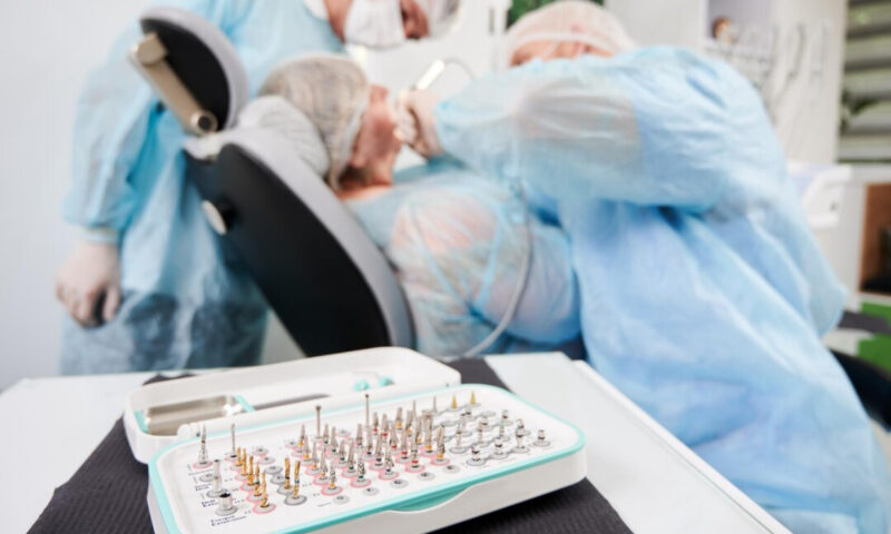 Stomatologul care vrut să intre cu mașina în Ambasada Rusiei a încercat să incendieze cabinetul unui coleg