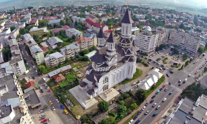 Sub umbra cetății Suceava, Moldova s-a născut de două ori. Locul în care și pietrele știu numele lui Petru Mușat